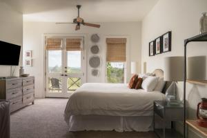 een witte slaapkamer met een bed en een raam bij Sage Hill Inn & Spa in Kyle +64 foto's