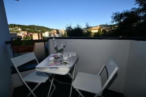 ein weißer Tisch und Stühle auf einem Balkon in der Unterkunft Casa Solari Rapallo in Rapallo