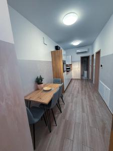 マリボルにあるL Apartment IIの木製のテーブルと椅子のあるキッチンとダイニングルーム +3枚の写真