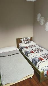 two twin beds in a room with at La Maison Verdemar in Hendaye