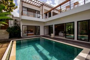 ウルワツにあるVilla Singa - Modern Luxury in Ungasan, Baliのスイミングプール付きの家の外観
