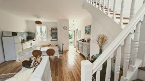 a white room with a bed and a kitchen at La Maison Verdemar in Hendaye