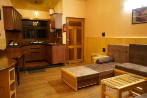 O bucătărie sau chicinetă la Echo 1BR close to Mall Road and Naini Lake