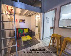 Pokój z łóżkiem na podwyższeniu i salonem w obiekcie Yellow Studio - Poitiers Coeur de ville w mieście Poitiers