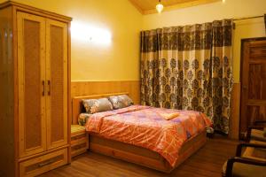 Un pat sau paturi într-o cameră la Echo 1BR close to Mall Road and Naini Lake