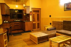 O bucătărie sau chicinetă la Echo 1BR close to Mall Road and Naini Lake +14 fotografii