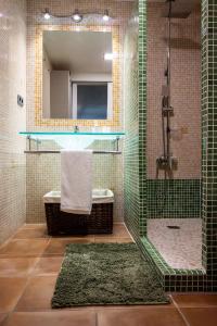 een badkamer met een douche met wastafel en spiegel bij Estancia Mar y Montaña in Jávea