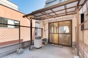大阪市にある長堀橋駅から徒歩5分 70平米 4階建ての一軒家を丸々貸し切り 8名宿泊可 本町駅心斎橋駅も近いの建物側のパーゴラ
