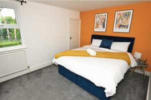 En eller flere senge i et værelse på The Haven Ten -Stylish Escape -Free WiFi - Parking