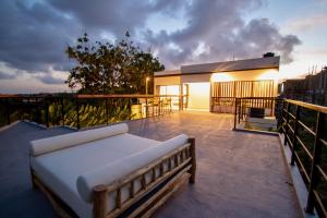 ウルワツにあるVilla Singa - Modern Luxury in Ungasan, Baliの建物屋根のベッド