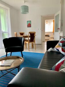 una sala de estar con un sofá y una mesa en Home Wilma, en Berlín