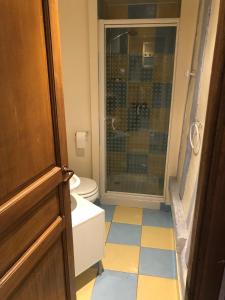 un bagno con wc e doccia in vetro di Les Rives de Vernon, duplex entre bords de Seine & centre ville a Vernon Altre 12 foto