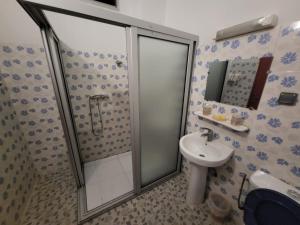 a bathroom with a shower and a sink at chic studio - 10 minutes du plateau in Abidjan