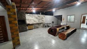 a room with a wooden bench in the middle at Casa Paraíso de Alter in Santarém