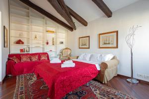 a living room with a bed and a couch at Vip Venice Apartments and Rooms San Marco 5134 e 274 in Venice