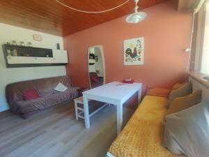 Posezení v ubytování Studio avec vue montagne au pied des pistes