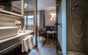 un bagno con lavandino e doccia di Sonnenhof Genusshotel & Appartements a Pertisau