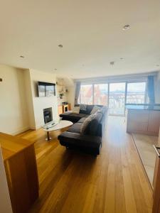 Posezení v ubytování Penthouse Apartment - Town Centre, Sea Views, Secure Parking