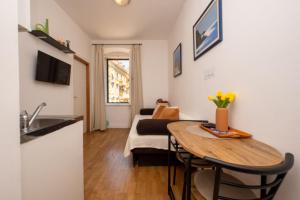 TV a/nebo společenská místnost v ubytování Split Ann Apartments