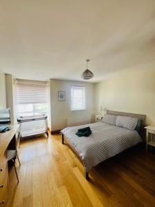 Postel nebo postele na pokoji v ubytování Penthouse Apartment - Town Centre, Sea Views, Secure Parking