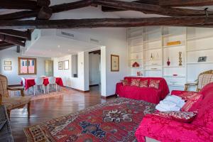 a living room with red couches and a table at Vip Venice Apartments and Rooms San Marco 5134 e 274 in Venice