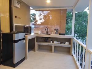 una cocina con fregadero y encimera en Hidden Gem Cozy House, en Wok Tum