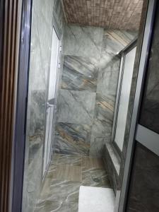 Kamar mandi di Sweetie's Lodge