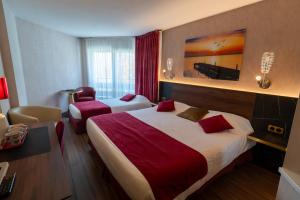 Postel nebo postele na pokoji v ubytování Logis Hotel Arc En Ciel