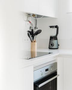 a kitchen counter with a blender on top of a stove at Salicórnia in Olhão