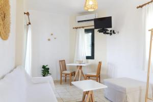 Koukounari Apartments的电视和/或娱乐中心