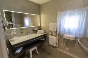 Koupelna v ubytování Logis Hotel Arc En Ciel