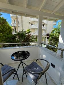 Un balcón con dos sillas y una mesa en un balcón. en Army Apartment, en Durrës 8 fotos más