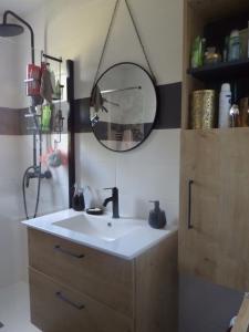 bagno con lavandino e specchio a parete di Le Grand Chêne a Magnac-Bourg Altre 7 foto