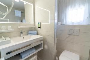 Koupelna v ubytování Logis Hotel Arc En Ciel