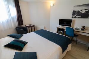 Postel nebo postele na pokoji v ubytování Logis Hotel Arc En Ciel