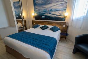 Postel nebo postele na pokoji v ubytování Logis Hotel Arc En Ciel