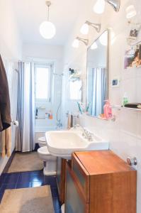 un bagno con lavandino, WC e specchio di Pronto Soccorso per Globe Trotter, vista sulle Alpi, aria condizionata, bagno condiviso a Torino