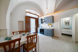 una cucina e una sala da pranzo con tavolo e sedie di Historic Town Center, Parking Nearby a Villa Castelli