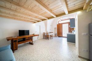 un soggiorno con tavolo e cucina di Historic Town Center, Parking Nearby a Villa Castelli