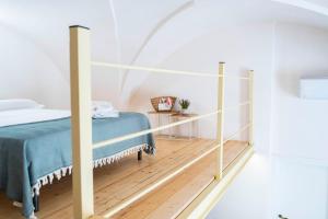 una camera da letto con un letto e un pavimento in legno di Historic Town Center, Parking Nearby a Villa Castelli