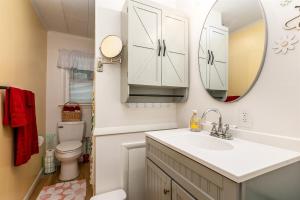 a bathroom with a sink and a mirror at Cozy Bee Hive- Cheerful Stay Near Town in Mount Vernon