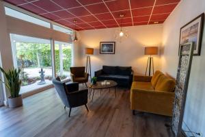 Posezení v ubytování Logis Hotel Arc En Ciel