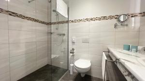 Blue Riverside Apartments في بلاوشتاين: حمام مع دش ومرحاض ومغسلة