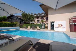 Bazén v ubytování Logis Hotel Arc En Ciel nebo v jeho okolí