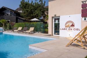 Bazén v ubytování Logis Hotel Arc En Ciel nebo v jeho okolí
