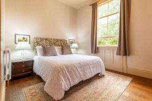 Ένα ή περισσότερα κρεβάτια σε δωμάτιο στο 3 Bed Newark Home with Grand Ceilings & Cozy Vibes