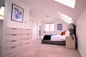 Voodi või voodid majutusasutuse Grandeur at Kennedy-Elegant Getaway-5 Bedrooms- Sleeps 9-WiFi- Parking toas +54 fotot