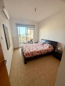 Postel nebo postele na pokoji v ubytování One bedroom apartment at diana gardens