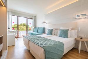 Кровать или кровати в номере Leonardo Royal Hotel Ibiza Santa Eulalia