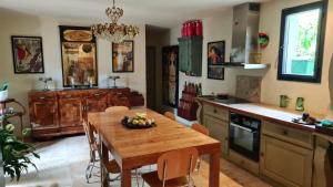 Nhà bếp/bếp nhỏ tại Heure Bleue Uzès Villa d'antiquaire 160 m2 Suites et Jardin
